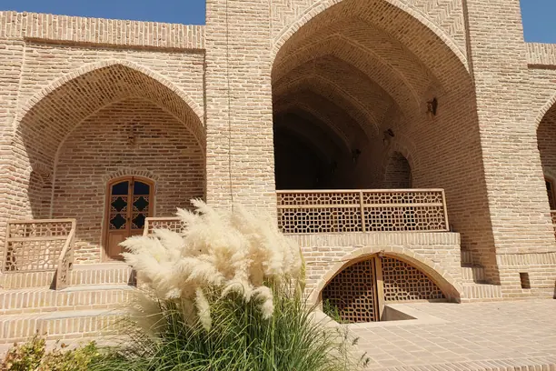 رواق آجری و پلههایی که به حیاط پایین میروند
