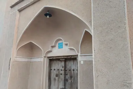 طاقچهٔ گچی با در چوبی قدیمی در دیوار کاهگلی