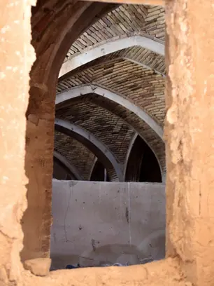 طاق آجری دیده‌شده از میان درگاهی خشتی