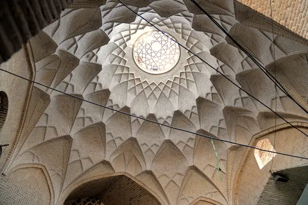 کاربندی گچی گنبد با روزنهٔ نور در مرکز