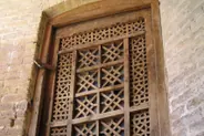 نور صبح از میان مشبک چوبی حجاری‌شده