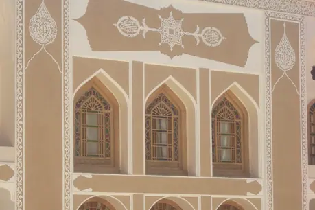 نمای گچی با طاقنماهای قوسی و تزیین ساده