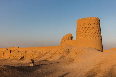 برج خشتی در نور کمارتفاع غروب