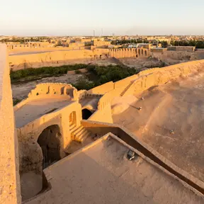 بام‌های خشتی فرسوده در نور غروب
