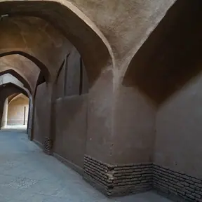 طاق و دیوار گچی در راهرویی کم‌نور