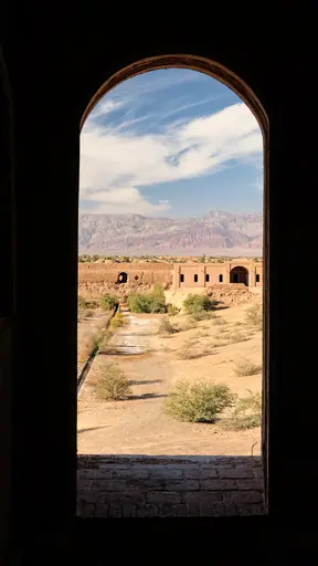 درگاهی تاریک که چشم‌اندازی روشن از کویر را قاب گرفته است